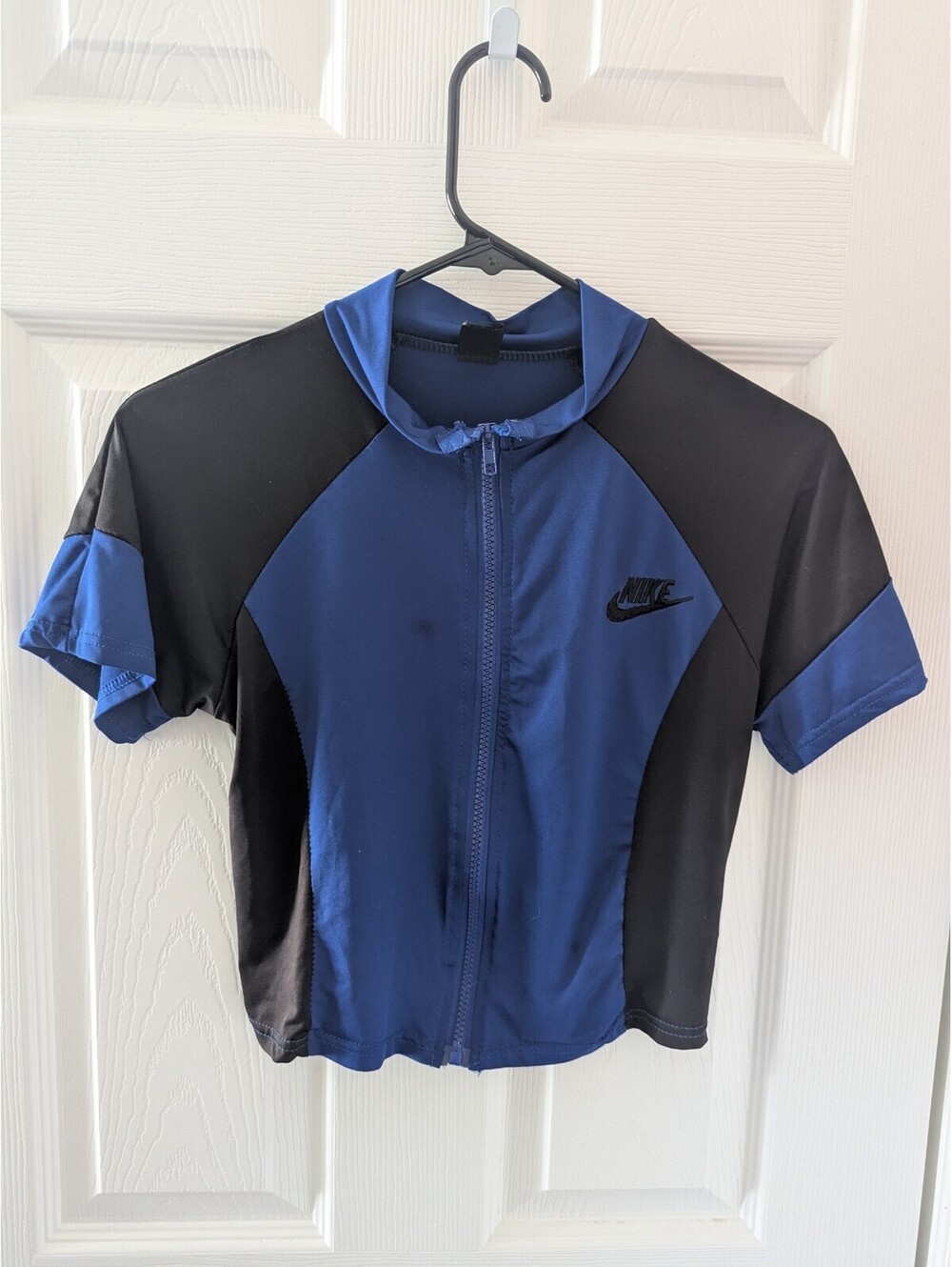 Sz.M . Nike Women's Sportswear Colorblock Full-Zip Mock Neck Crop Top Blue/Black